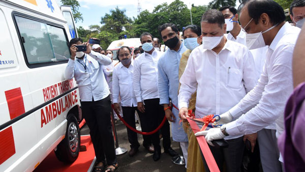 പൂനെ ജില്ലാ ഭരണകൂടത്തിന് 51 വിംഗർ ആംബുലൻസുകൾ കൈമാറി ടാറ്റ