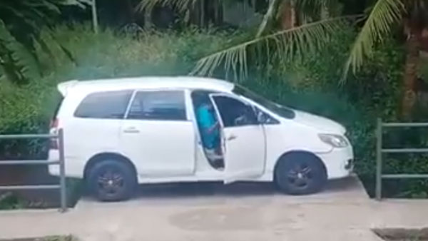 ഒന്ന് അങ്ങോട്ടോ ഇങ്ങോട്ടോ നീങ്ങിയാൽ പോയി; വൈറലായി ഇന്നോവ പാർക്കിംഗ് വീഡിയോ