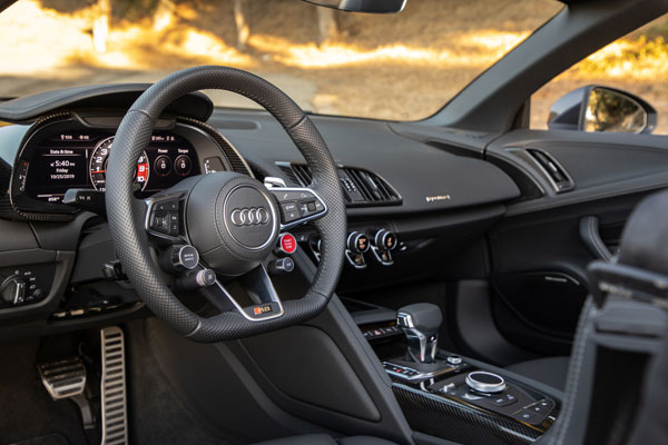 R8 RWD എൻട്രി ലെവൽ വേരിയന്റ് അവതരിപ്പിച്ച് ഔഡി