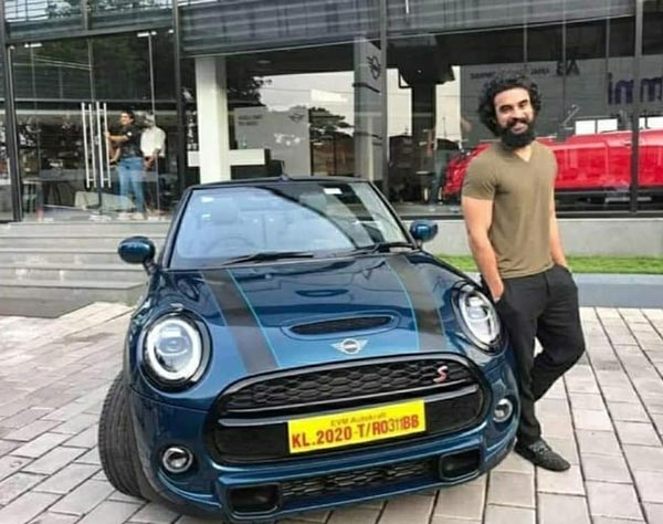 പരിമിതമായ മിനി സൈഡ്വോക്ക് എഡിഷൻ സ്വന്തമാക്കി ടൊവിനോ