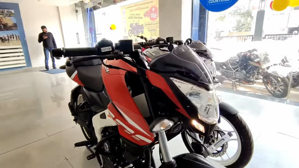 വില്പ്പനയ്ക്ക് സജ്ജമായി പുതിയ കളര് ഓപ്ഷനില് ഒരുങ്ങിയ ബജാജ് NS200, RS200 മോഡലുകള്; വീഡിയോ