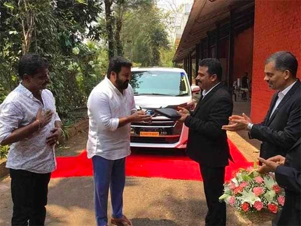 2020 മോഡൽ വെൽഫയറിന് 2020 എന്ന ഫാൻസി നമ്പർ സ്വന്തമാക്കി മോഹൻലാൽ