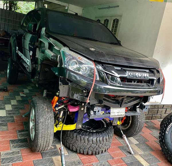 മോൺസ്റ്റർ പരിവേഷം അഴിച്ചുവെച്ച് സിമ്പിളായി ബാബ്സ് ഇസൂസു D-മാക്സ് V-ക്രോസ്