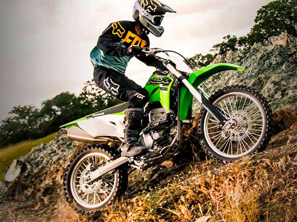 KLX250 മോഡലിന്റെ പിൻഗാമിയായി KLX300 ഡ്യുവൽ-സ്പോർട്ട് വിപണിയിൽ