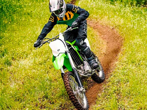 KLX250 മോഡലിന്റെ പിൻഗാമിയായി KLX300 ഡ്യുവൽ-സ്പോർട്ട് വിപണിയിൽ
