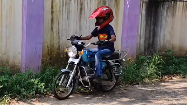 മലയാളിയുടെ കരവിരുതിലൊരുങ്ങിയ മിനിയേച്ചർ യമഹ RX 100