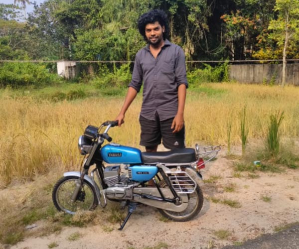മലയാളിയുടെ കരവിരുതിലൊരുങ്ങിയ മിനിയേച്ചർ യമഹ RX 100