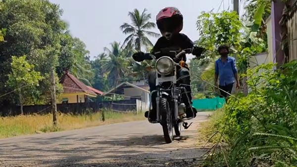 മലയാളിയുടെ കരവിരുതിലൊരുങ്ങിയ മിനിയേച്ചർ യമഹ RX 100