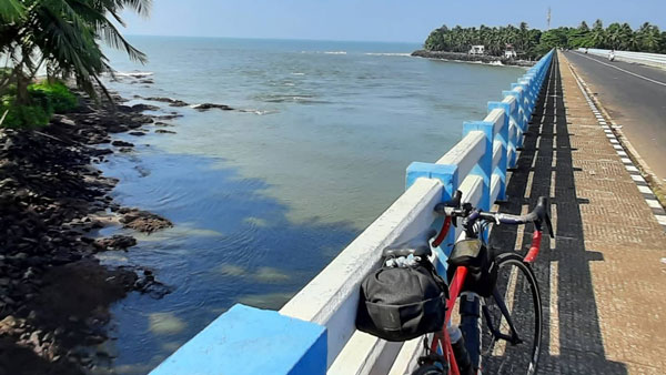അമ്മയേയും അച്ഛനേയും കാണണം; 547 കിലോമീറ്റർ സൈക്കിൾ ചവിട്ടി മലയാളി