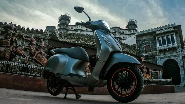 2020 നവംബറില് ടിവിഎസ് ഐക്യൂബിനെ പിന്നിലാക്ക് ബജാജ് ചേതക്