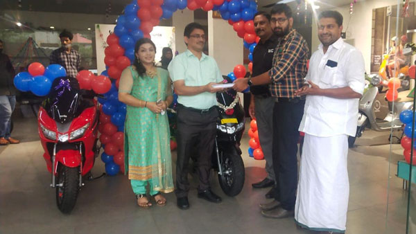 ഇനി നിരത്തുകളിലേക്ക്; SXR 160 മാക്സി സ്കൂട്ടറിന്റെ ഡെലിവറി ആരംഭിച്ച് അപ്രീലിയ