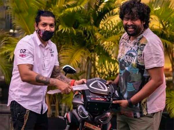 ട്രയംഫ് സ്ട്രീറ്റ് ട്രിപ്പിള് R സ്വന്തമാക്കി ജോജു ജോര്ജ്