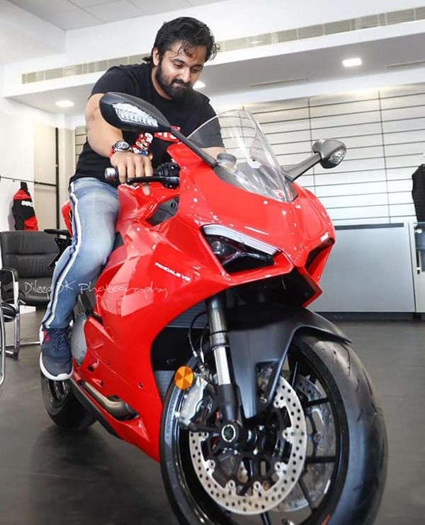 ബൈക്ക് റൈഡുകള് ആസ്വദിക്കുന്നു; ഡ്യുക്കാട്ടി പാനിഗാലെ V2 സ്വന്തമാക്കി ഉണ്ണി മുകുന്ദന്