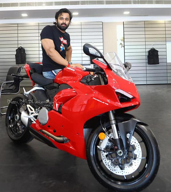 ബൈക്ക് റൈഡുകള് ആസ്വദിക്കുന്നു; ഡ്യുക്കാട്ടി പാനിഗാലെ V2 സ്വന്തമാക്കി ഉണ്ണി മുകുന്ദന്