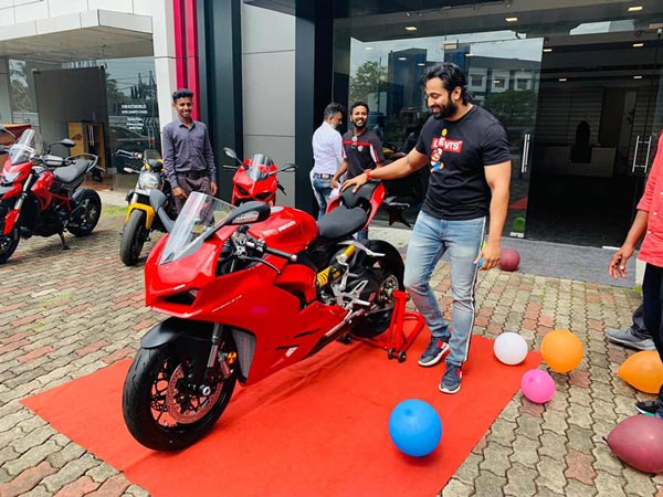 ബൈക്ക് റൈഡുകള് ആസ്വദിക്കുന്നു; ഡ്യുക്കാട്ടി പാനിഗാലെ V2 സ്വന്തമാക്കി ഉണ്ണി മുകുന്ദന്