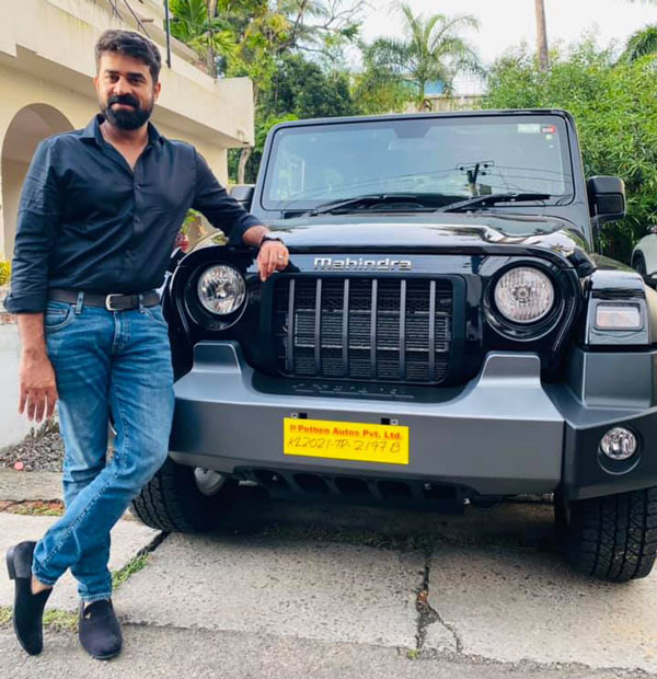 കുടുംബത്തിലെ പുതിയ അതിഥി; ഥാര് സ്വന്തമാക്കിയ സന്തേഷം പങ്കുവെച്ച് വിജയ് ബാബു