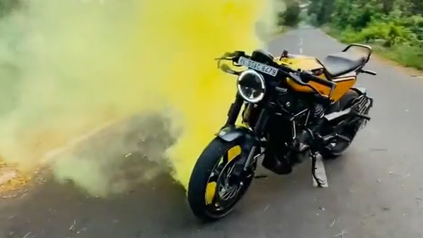 മഞ്ഞ പകിട്ടിൽ വ്യത്യസ്തമായി ഹസ്ഖ്വര്ണ വിറ്റ്പിലൻ 250