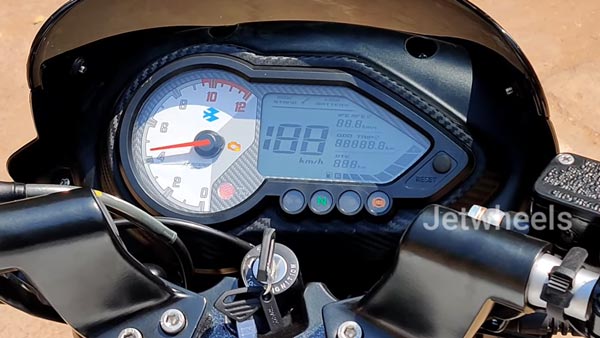 പൾസർ 180 മോഡലിനും പുതിയ കളർ ഓപ്ഷൻ സമ്മാനിച്ച് ബജാജ്