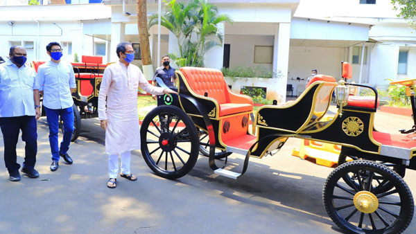 മുംബൈ തെരുവുകളിലേക്ക് ഇലക്ട്രിക് പരിവേഷത്തിൽ തിരികെയെത്തി വിക്ടോറിയ കാരിയേജുകൾ