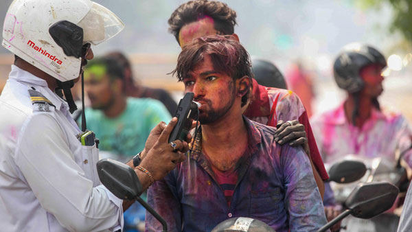 ഹോളി ആഘോഷങ്ങൾക്കിടയിൽ ഒരു സേഫ് റൈഡിനായി വേണ്ടുന്ന ചില കരുതലുകൾ
