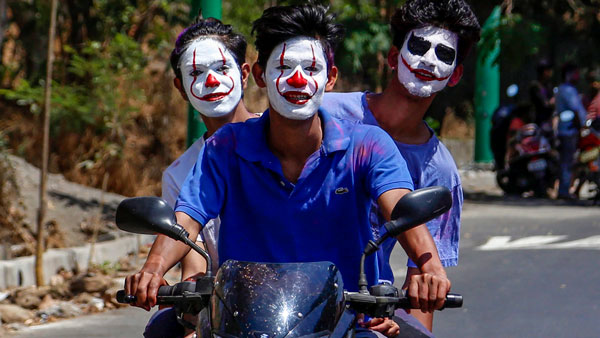 ട്രാഫിക് നിയമങ്ങൾ കാറ്റിൽ പറത്തി ഹോളി ആഘോഷം; ഡൽഹിയിൽ രജിസ്റ്റർ ചെയ്തത് 3284 കേസുകൾ