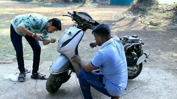 വൈദ്യുതിയിലും പെട്രോളിലുമോടും ഇന്ത്യയിലെ ആദ്യ ഹൈബ്രിഡ് ആക്ടിവ; വീഡിയോ