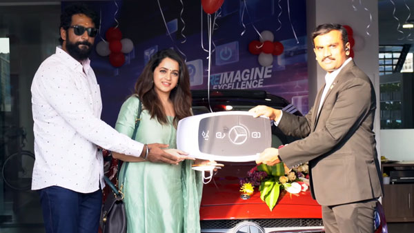 മെര്സിഡീസ് ബെന്സിന്റെ വലിയ ആരാധിക; C-ക്ലാസ് സ്വന്തമാക്കി നടി ഭാവന