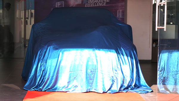 മെര്സിഡീസ് ബെന്സിന്റെ വലിയ ആരാധിക; C-ക്ലാസ് സ്വന്തമാക്കി നടി ഭാവന