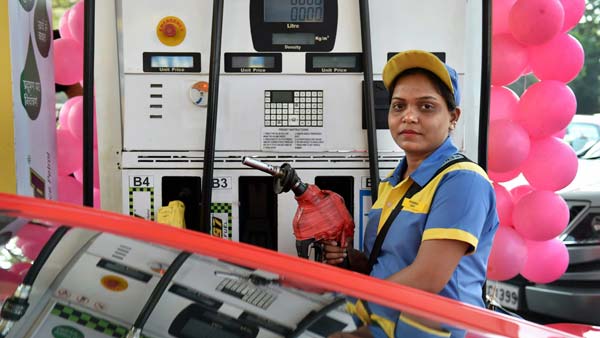 GST -ക്ക് കീഴിൽ രാജ്യത്തുടനീളം പെട്രോൾ വില ലിറ്ററിന് 75 രൂപയായി കുറയ്ക്കാൻ കഴിയുമെന്ന് സാമ്പത്തിക വിദഗ്ധർ
