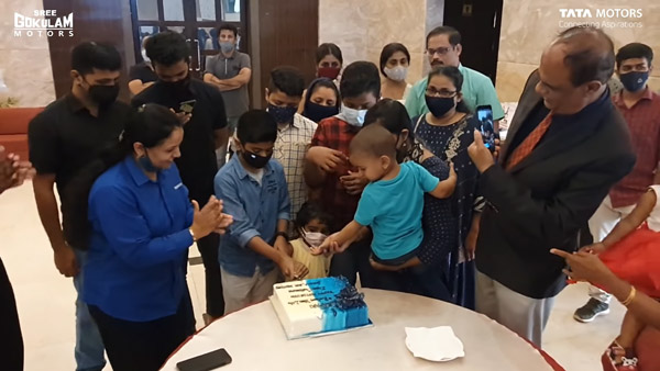 ടാറ്റ സഫാരിയ്ക്ക് പ്രിയമേറുന്നു; കൊച്ചിയില് ഒരേ സമയം ഡെലിവറി ചെയ്തത് 10 എസ്യുവികള്