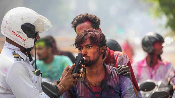 ട്രാഫിക് നിയമങ്ങൾ കാറ്റിൽ പറത്തി ഹോളി ആഘോഷം; ഡൽഹിയിൽ രജിസ്റ്റർ ചെയ്തത് 3284 കേസുകൾ