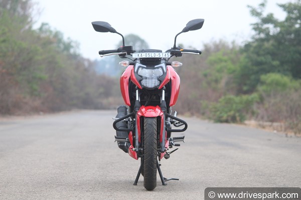 എൻട്രി ലെവൽ പെർഫോമൻസ് മോട്ടോർസൈക്കിൾ ശ്രേണിയിലെ താരം, 2021 അപ്പാച്ചെ RTR 160 4V മോഡലിന്റെ റിവ്യൂ വിശേഷങ്ങൾ