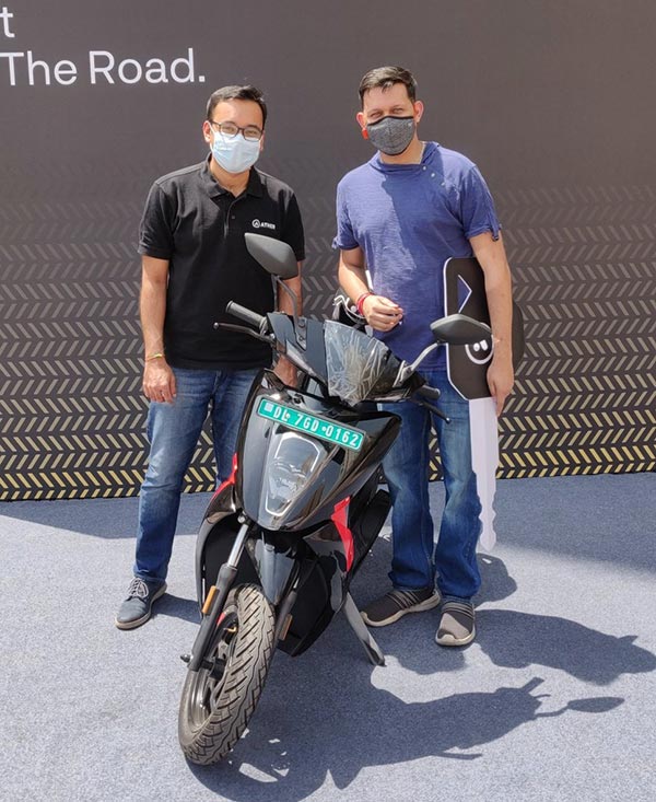 ഏഥര് 450X, 450 പ്ലസ് ഇലക്ട്രിക് സ്കൂട്ടറിന്റെ ഉപഭോക്തൃ ഡെലിവറികള് ഡല്ഹിയില് ആരംഭിച്ചു