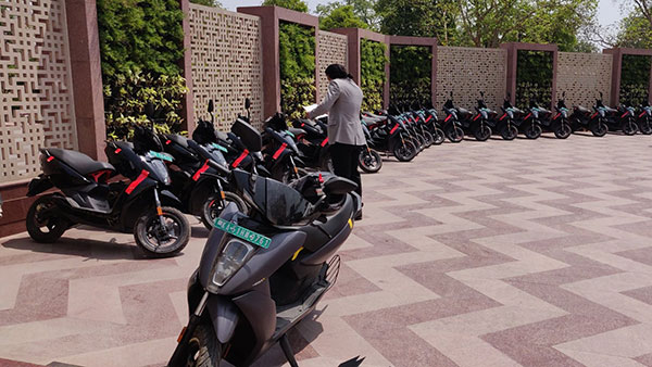 ഏഥര് 450X, 450 പ്ലസ് ഇലക്ട്രിക് സ്കൂട്ടറിന്റെ ഉപഭോക്തൃ ഡെലിവറികള് ഡല്ഹിയില് ആരംഭിച്ചു