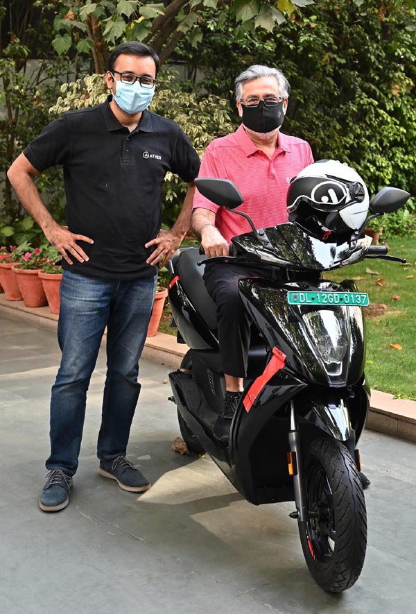 ഏഥര് 450X, 450 പ്ലസ് ഇലക്ട്രിക് സ്കൂട്ടറിന്റെ ഉപഭോക്തൃ ഡെലിവറികള് ഡല്ഹിയില് ആരംഭിച്ചു
