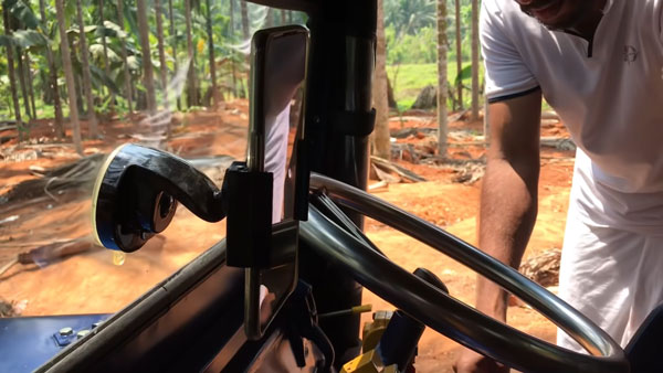 മക്കൾക്കായി മലപ്പുറം സ്വദേശിയുടെ കരവിരുതിൽ ഒരു മിനി ജീപ്പ്
