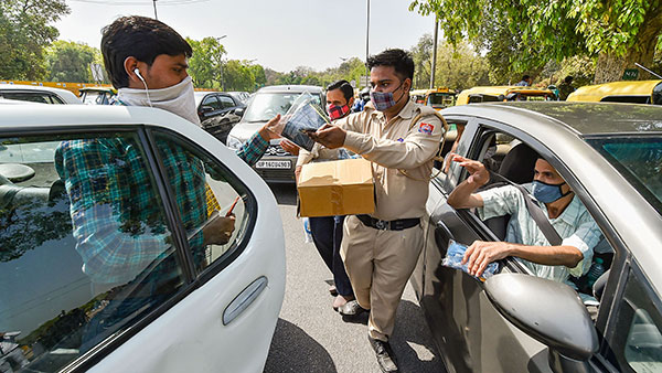 കാറിൽ ഒറ്റയ്ക്ക് ഡ്രൈവ് ചെയ്യുമ്പോഴും ഇനി മാസ്ക് നിർബന്ധം; ഡൽഹി ഹൈക്കോടതി