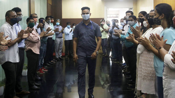 ധീരതയ്ക്ക് ആദരം, മയൂര് ഷെല്ക്കയ്ക്ക് ജാവ ബൈക്ക് സമ്മാനം, പിന്നാലെ ഥാറും എത്തും