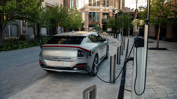 അമേരിക്കൻ വിപണിയിൽ പുത്തൻ ലോഗോയ്ക്കൊപ്പം EV6 ഇലക്ട്രിക് എസ്യുവി പുറത്തിറക്കി കിയ