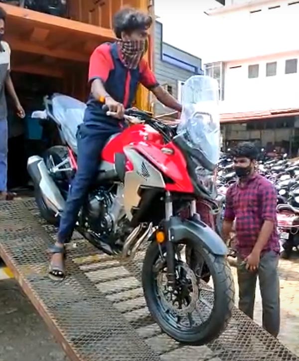 ഹോണ്ട CB 500X അഡ്വഞ്ചർ മോട്ടോസൈക്കിളുകളുടെ ആദ്യ ബാച്ച് ഡീലർഷിപ്പിൽ എത്തിത്തുടങ്ങി; ഡെലിവറികൾ ഉടൻ