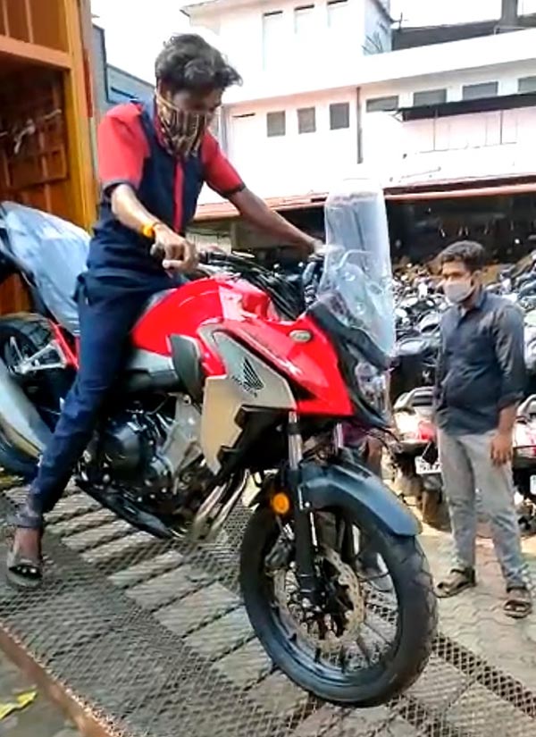 ഹോണ്ട CB 500X അഡ്വഞ്ചർ മോട്ടോസൈക്കിളുകളുടെ ആദ്യ ബാച്ച് ഡീലർഷിപ്പിൽ എത്തിത്തുടങ്ങി; ഡെലിവറികൾ ഉടൻ