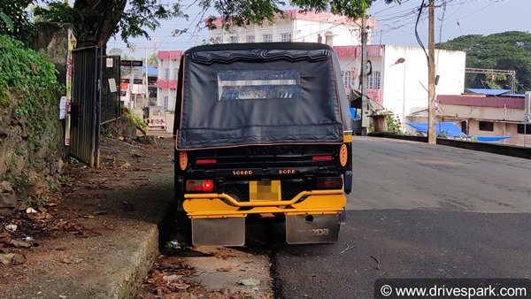 കൊവിഡ് പ്രതിസന്ധിയിൽ കൈതാങ്ങായി മിനി ഓട്ടോ ആംബുലൻസ് സേവനവുമായി മലയാളി