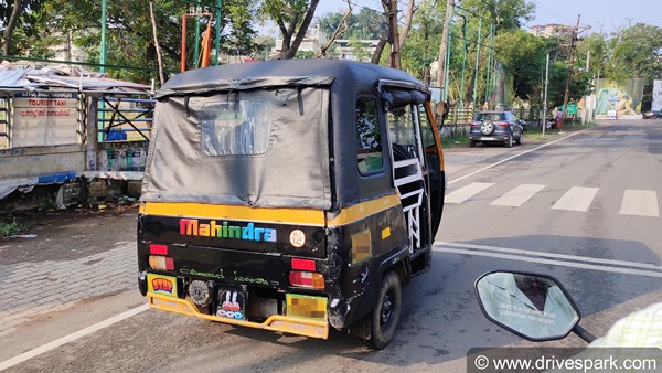 കൊവിഡ് പ്രതിസന്ധിയിൽ കൈതാങ്ങായി മിനി ഓട്ടോ ആംബുലൻസ് സേവനവുമായി മലയാളി