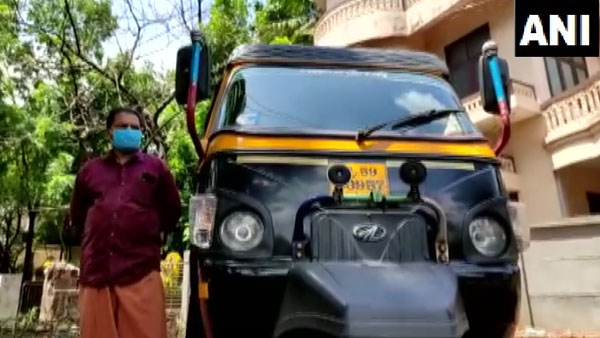 കൊവിഡ് പ്രതിസന്ധിയിൽ കൈതാങ്ങായി മിനി ഓട്ടോ ആംബുലൻസ് സേവനവുമായി മലയാളി