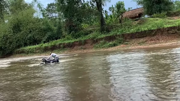 നദി മുറിച്ച് കടന്ന് മഹീന്ദ്ര XUV300; വീഡിയോ വൈറല്