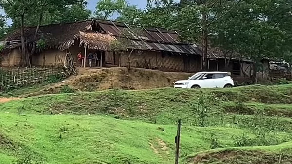 നദി മുറിച്ച് കടന്ന് മഹീന്ദ്ര XUV300; വീഡിയോ വൈറല്