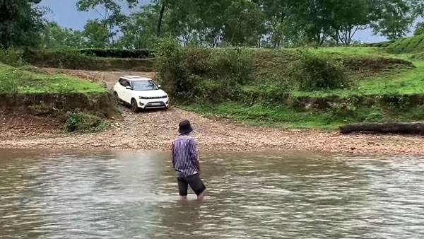 നദി മുറിച്ച് കടന്ന് മഹീന്ദ്ര XUV300; വീഡിയോ വൈറല്