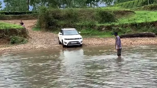 നദി മുറിച്ച് കടന്ന് മഹീന്ദ്ര XUV300; വീഡിയോ വൈറല്