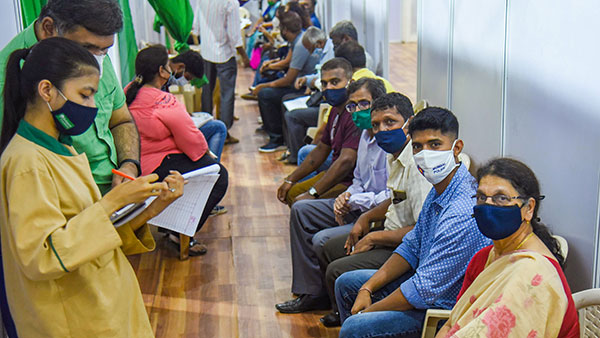 വാഹനത്തിൽ നിന്നിറങ്ങാതെ തന്നെ വാക്സിനെടുക്കാം; ഡ്രൈവ് ഇൻ വാക്സിൻ സെന്റുമായി മുംബൈ ഭരണകൂടം