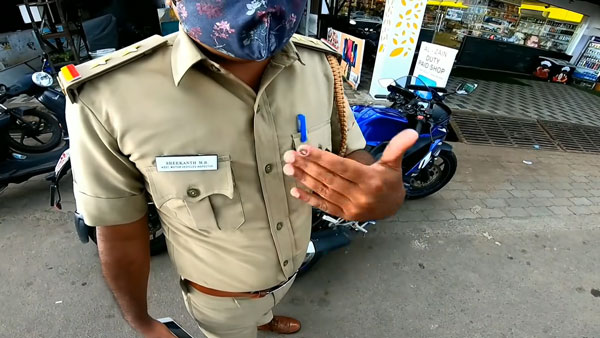 മഡ്ഗാർഡ് മുഖ്യം ബിഗിലേ! R15 റൈഡറിന് ചെറു ഉപദേശവും പിഴയും നൽകി MVD